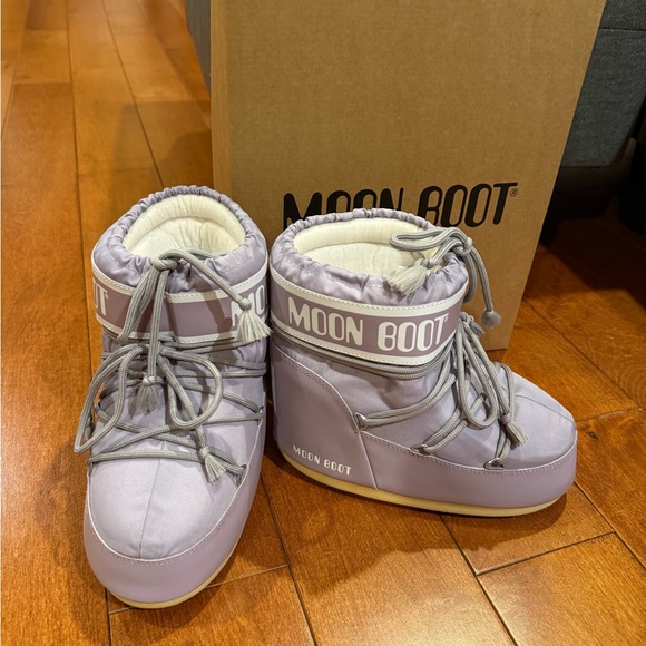 Moon Boot Women's Winter short Boots in Light Purple